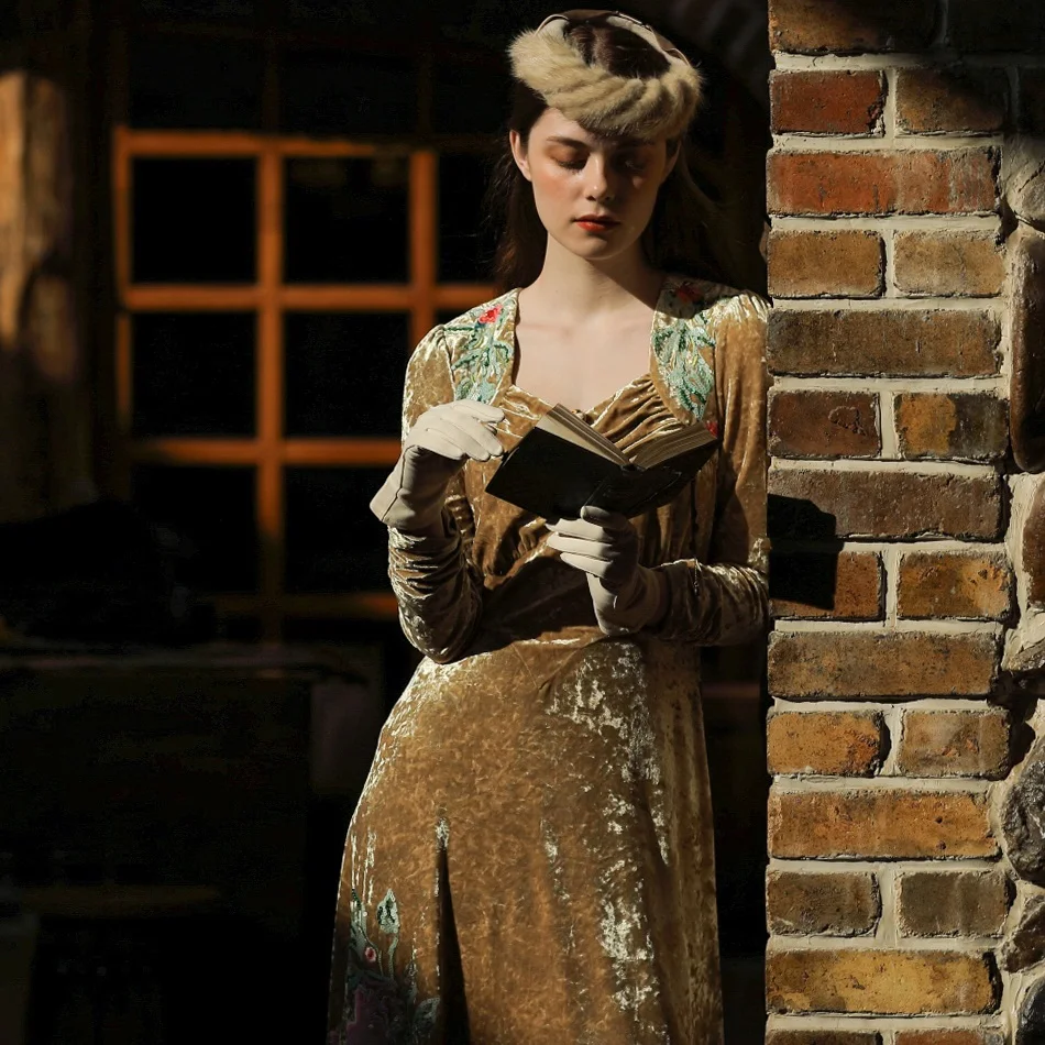 

Женские приталенные бархатные платья с французской вышивкой