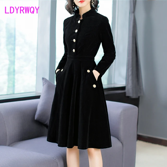 2021 new autumn and winter women's European and American Hepburn style black thin retro collar velvet dress 2