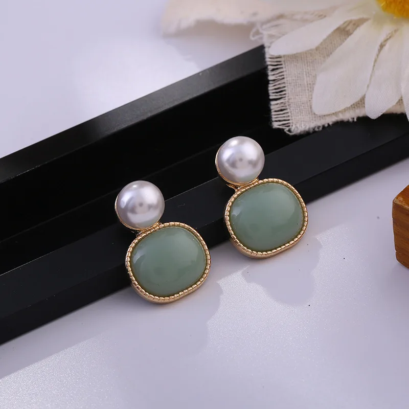 Ear Clip Earrings Clip Earrings Retro Simple Imitation Baroque Pearl Clip on Earrings Vintage Round Resin Green Srone Clip Earrings Without Piercing Female
