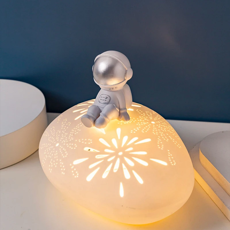 Lampe Led Usb en forme d'astronaute, luminaire décoratif d'intérieur, idéal  pour une Table de chevet, une chambre à coucher ou une chambre d'enfant