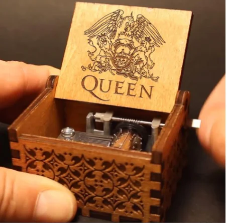 QUEEN Королева музыкальная шкатулка деревянная рука коленчатый Imagine Джон остров принцесса игры Trhone любовь папа и мама Звездные войны Рождественский подарок - Цвет: QUEEN