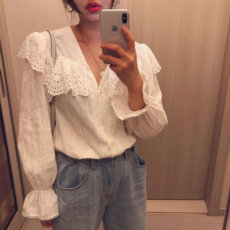 

New Korean Version Of Sweet Lace All-Match Shirt Women Stitching Big Lapel V-Neck Horn Long Sleeves Loose White