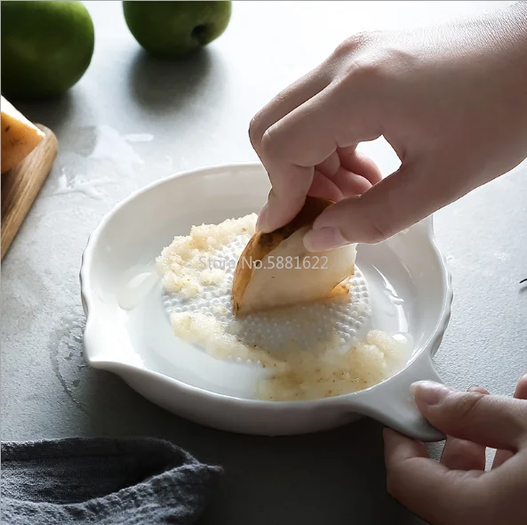 

White Simple Style Ceramic Burnishing Machine Portable Porcelain Carrot Ginger Grinding Household Burnishing Machine