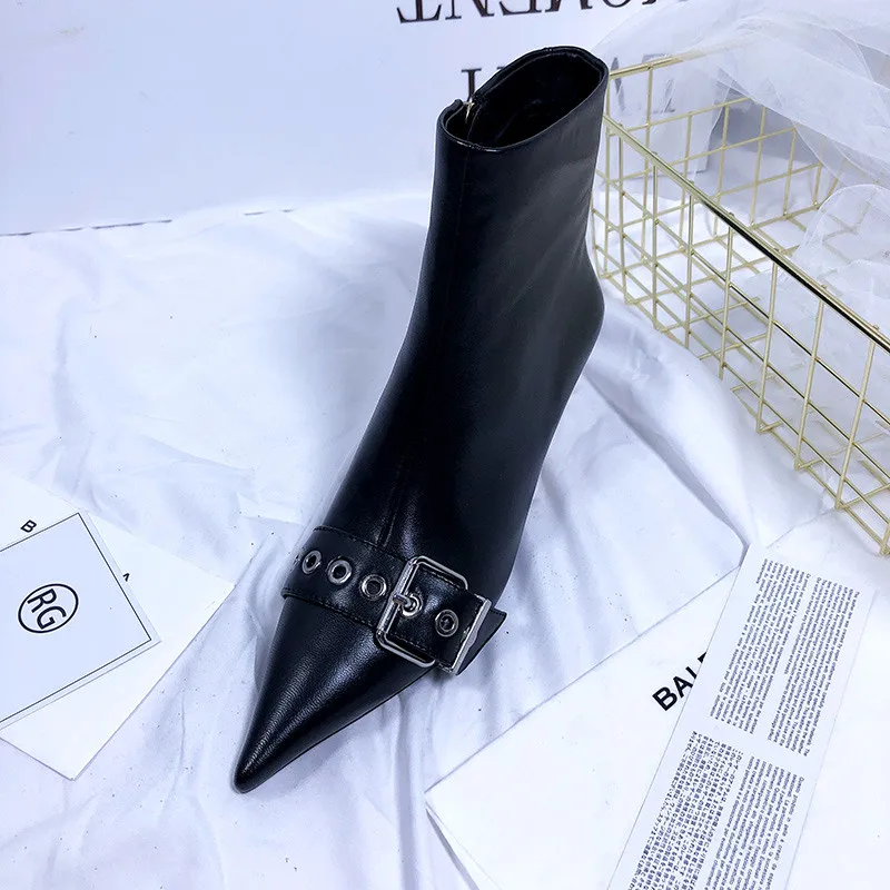 Black Heel 4 cm Новинка года; женские ботинки с острым носком, украшенные металлической пряжкой; новые ботинки в байкерском стиле; удобные ботинки из натуральной кожи на тонком металлическом каблуке с боковой молнией - Цвет: Black Heel 4 cm