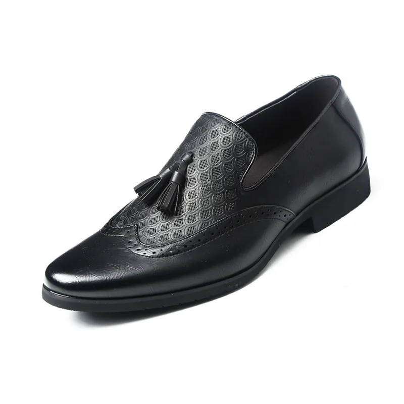 

2019 Men Tassel Fringe Slip-on Loafers Breathable Casual Party Shoes Retro British Style Carved Brogue Formal Dress Shoes Brogue