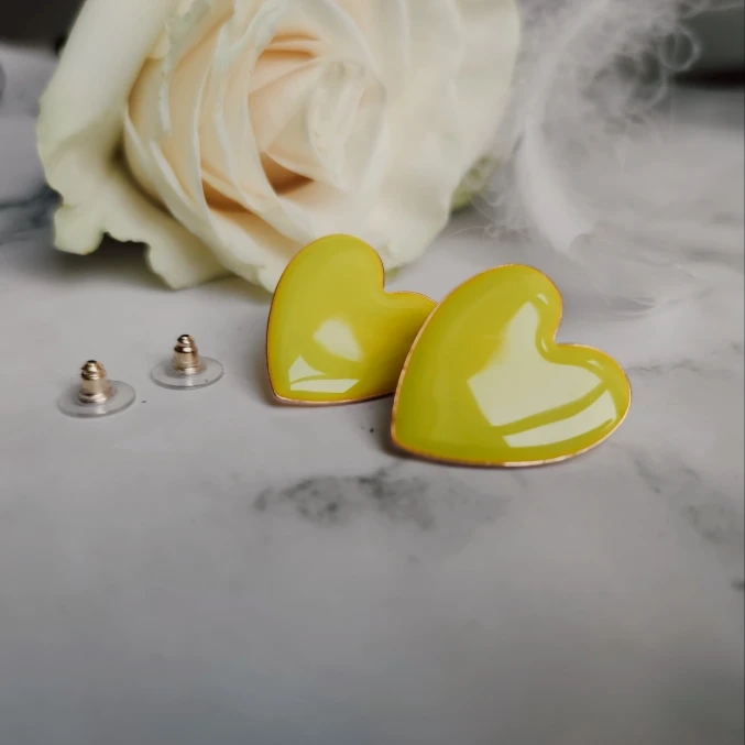 AMORCOME минималистский сердце Форма большие серьги гвоздики для женщин розового