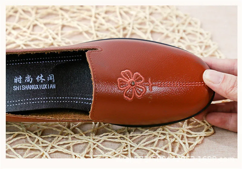 YAERNINew autumn pu leather women moccasins flat shoes embroidered moms flat shoes ballerina shoes casual shallow boat soft shoe