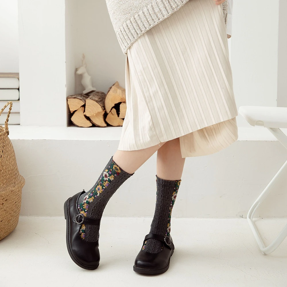 Новинка, модные женские хлопковые носки в европейском и американском стиле с цветочным узором, сезон осень-зима, женские теплые носки с милым узором в стиле ретро