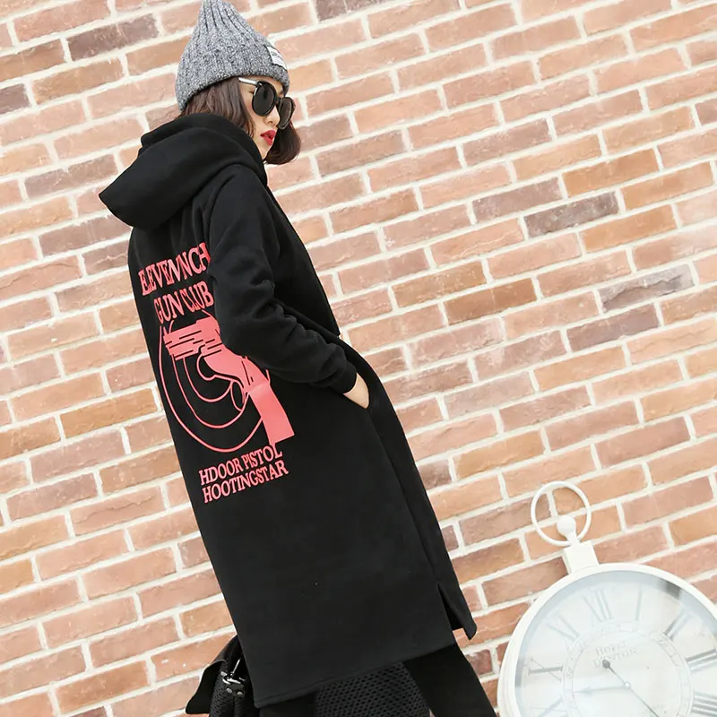 Черный Harajuku больших размеров толстые длинные толстовки с капюшоном Для женщин Письмо пистолет принты бархатные теплые 4XL пуловер Толстовка Femme Повседневное в уличном стиле - Цвет: Черный