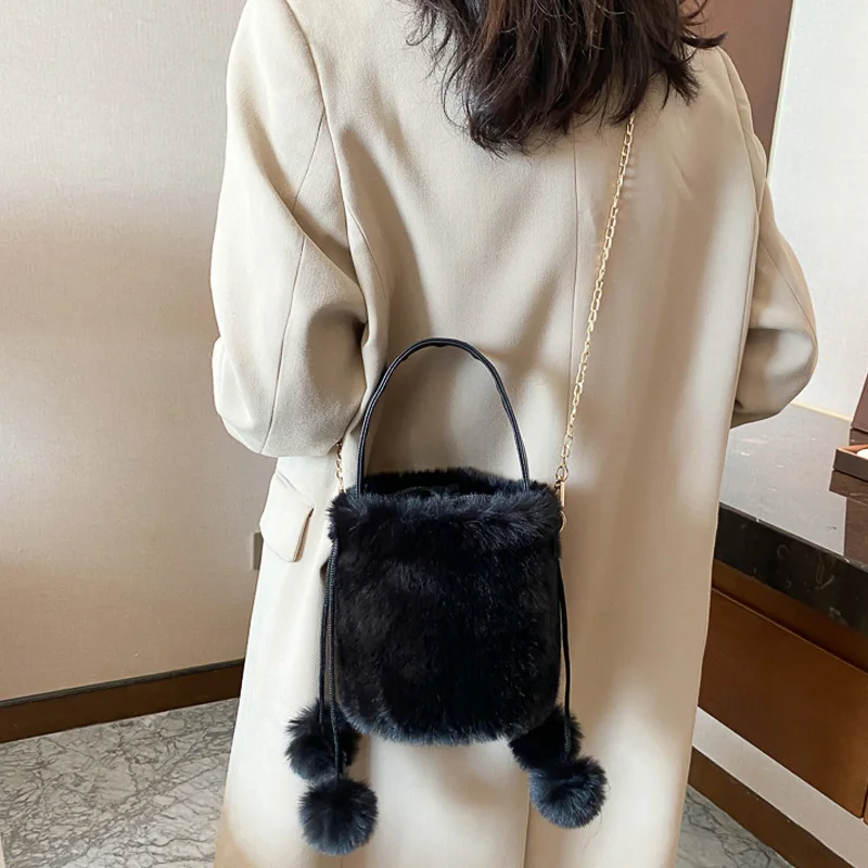 

Chain Bucket Bag Plush Tote Bags Drawstring Bags Wool Ball Fluffy Bags Furry Bags Luxury Designer Handbag Fur Shoulder Bags Sac