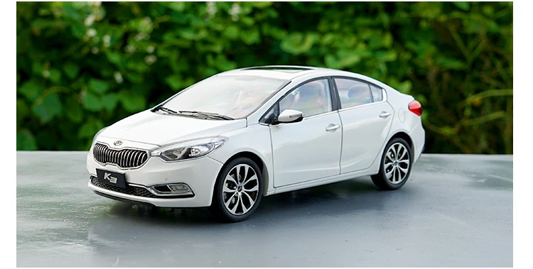 1:18 KIA K3 легированная модель автомобиля статические высокой моделирования металлические модельные автомобили с оригинальной коробкой