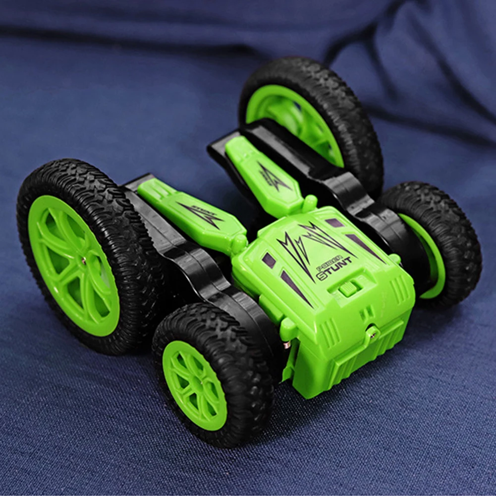 2,4 г дети Вращающийся Двухсторонний RC автомобиль подарок трюк освещение перезаряжаемая игрушка пульт дистанционного управления дети крутой переворачивать - Цвет: Зеленый