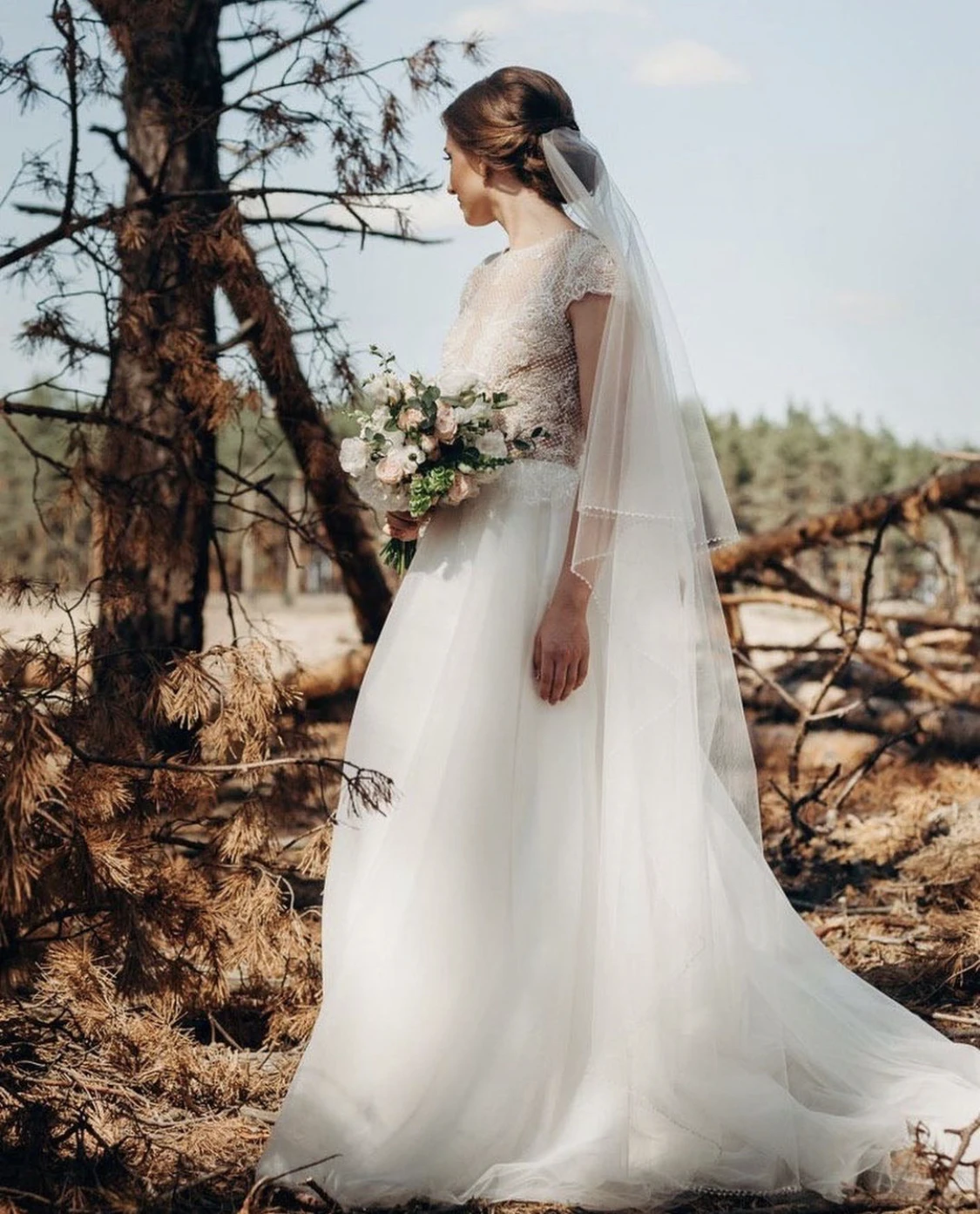 

Свадебное платье А-силуэта с круглым вырезом, кружевной аппликацией и жемчужными пуговицами на спине, элегантное платье невесты со шлейфом