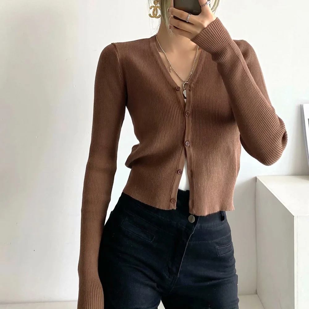 

2021 весенне-осенние вязаные кофточки с рисунком в виде для женщин с v-образным вырезом с длинным рукавом узкие укороченные топы свитер на каждый день; Черные однотонные кнопки трикотажная кофта