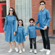 Г. Джинсовое платье для мамы и дочки джинсовая одежда для семьи, Одинаковая одежда рубашки для сына, блуза для папы и ребенка платье для мамы и ребенка