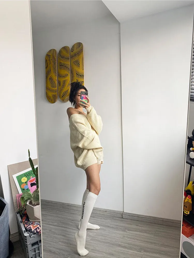 Autumn and winter new sweater women deep V-neck bat-sleeve loose pullover long-sleeved sweater fashionable casual top was thin