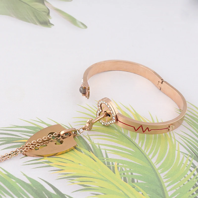 okappalover アクセサリーセット 23点 Amazon.com: Hicarer 2 Sets Couple Heart Charm Lock Bracelet and