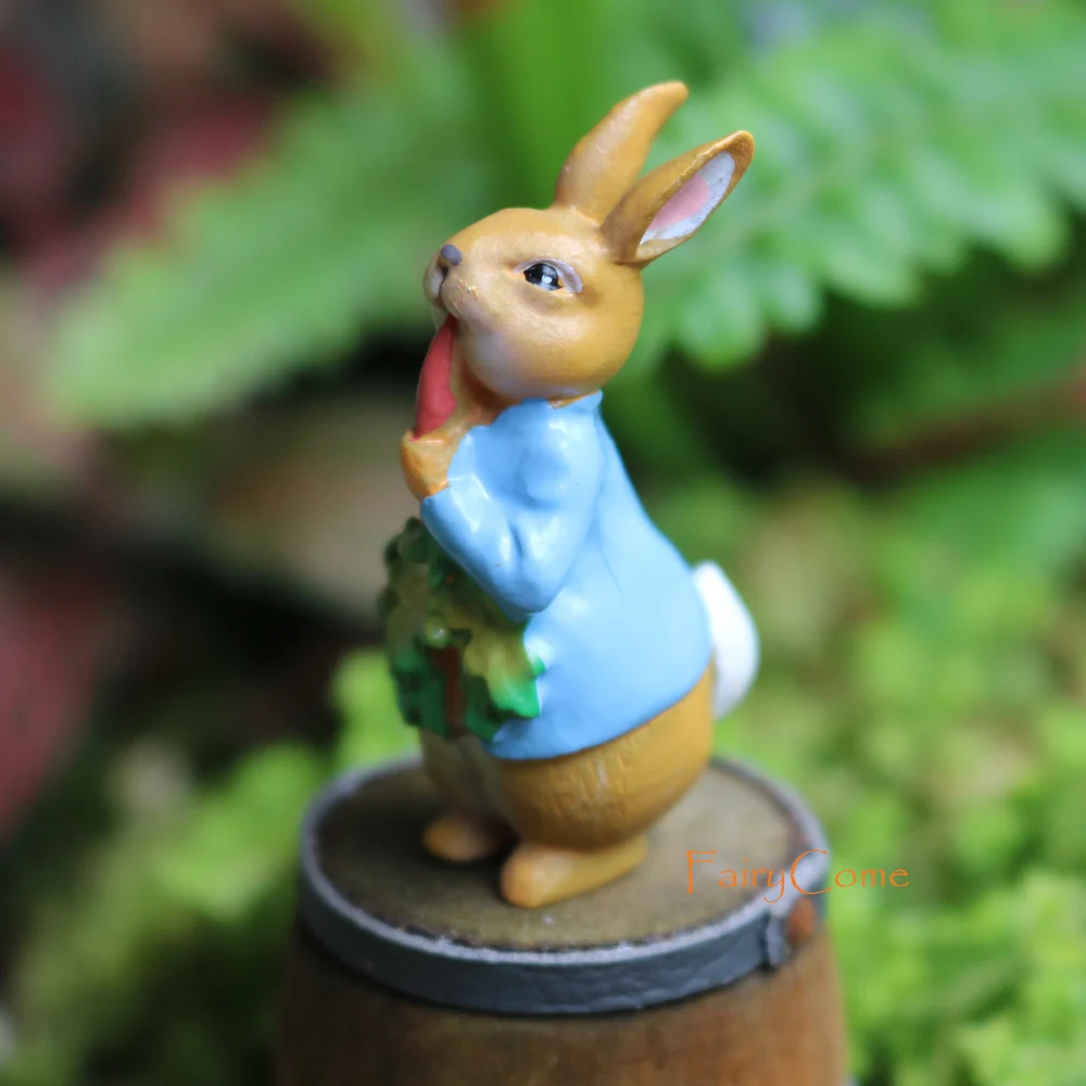 Garden Ornament Peter Rabbit eating carrot Outdoor Home Decor 