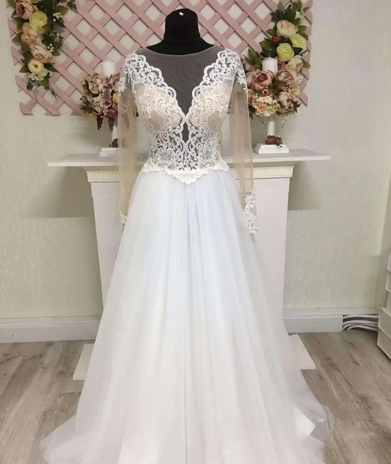 

Sexy Long Sleeves V Neck Wedding Dresses Robe De Mariee Backless Lace Applique Long Tulle Bridal Gown