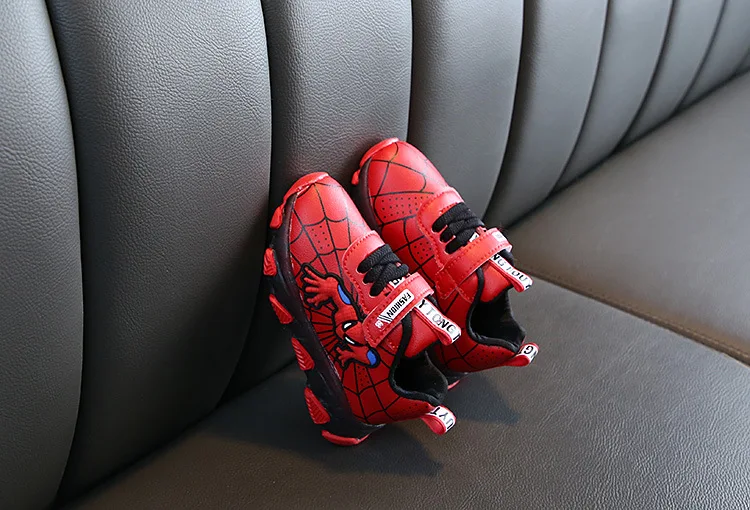 Модный бренд светодиодный легкая обувь для детей милые "Человек-паук" Повседневное Детские кроссовки Детские теннисные туфли для маленьких мальчиков и девочек; женская обувь