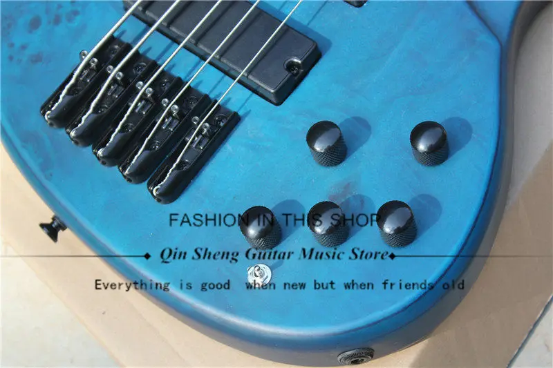 5 струн синий бёрл кленовый шпон электрическая бас гитара с пепельным корпусом, кленовый гриф оболочки инкрустация, комплектующие черного цвета
