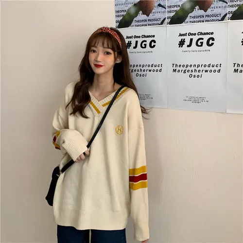 Полосатый свитер с буквенным принтом и v-образным вырезом повседневный