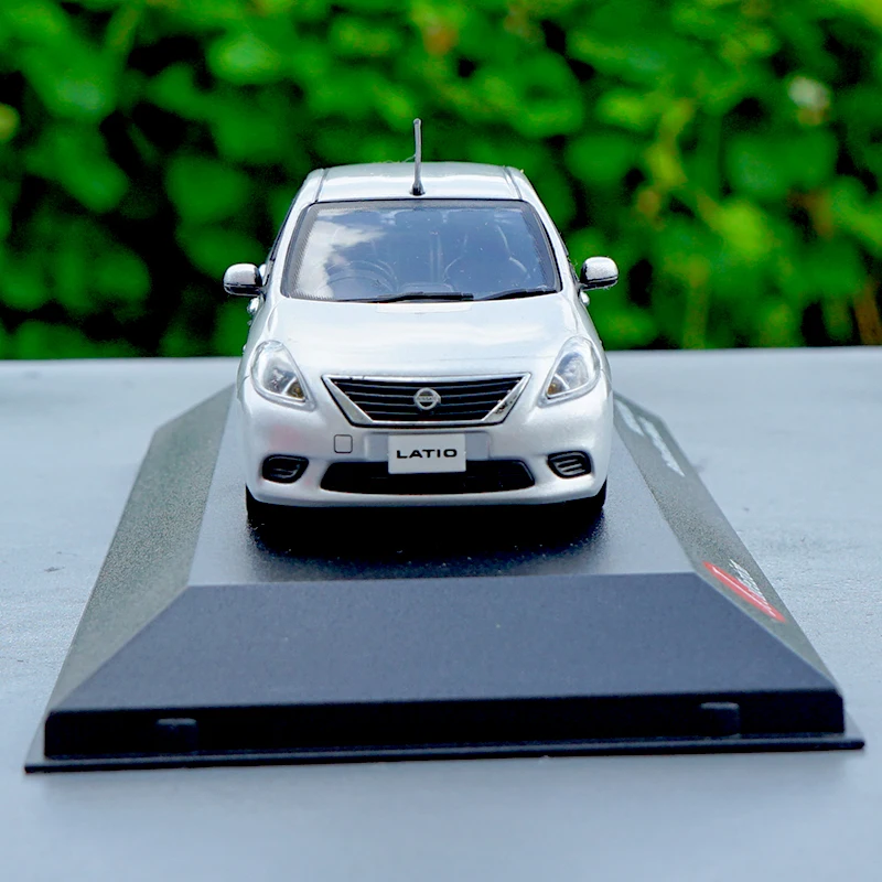 Высокое качество 1:43 j-коллекция Nissan Latio сплав модель, моделирование коллекция подарок, литой автомобиль модель