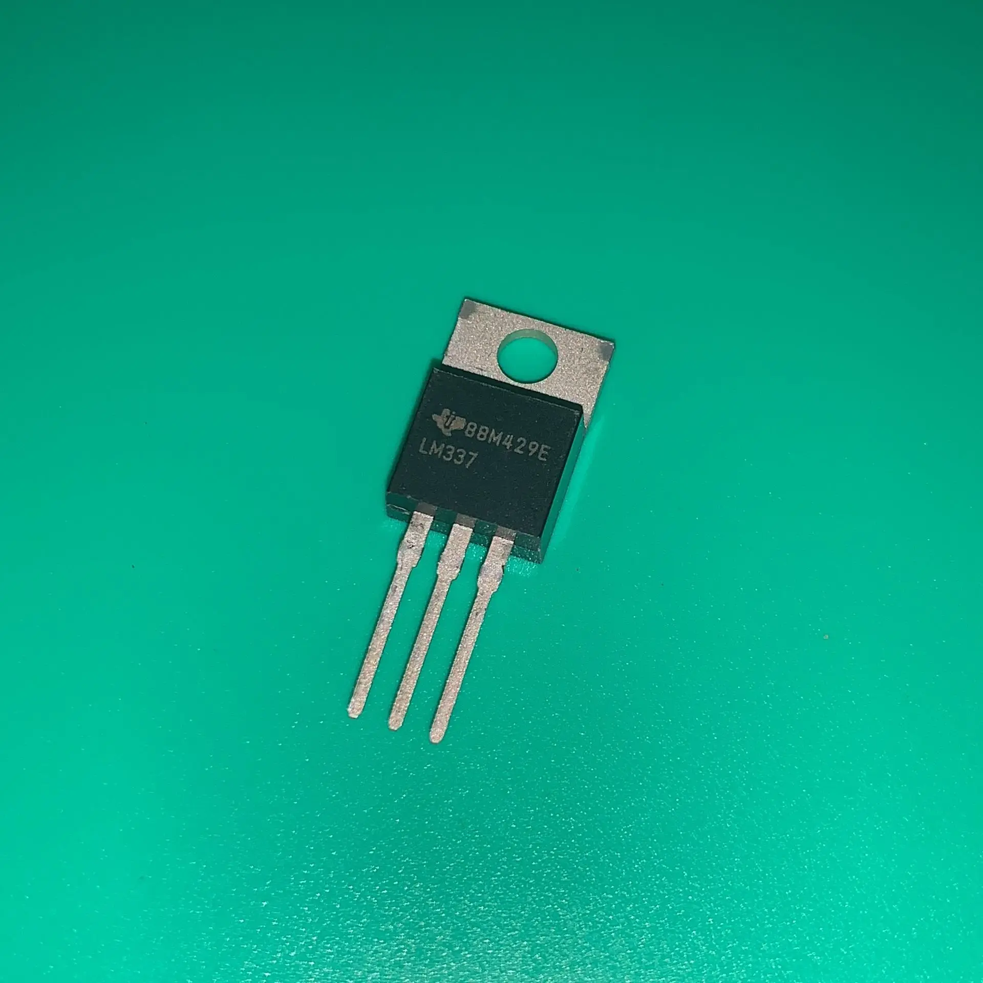 5 шт./лот LM337KCSE3 TO220 LM337 KCSE3 IC REG LIN NEG ADJ 1.5A TO220-3 3-клеммные Регулируемые регуляторы LM337K