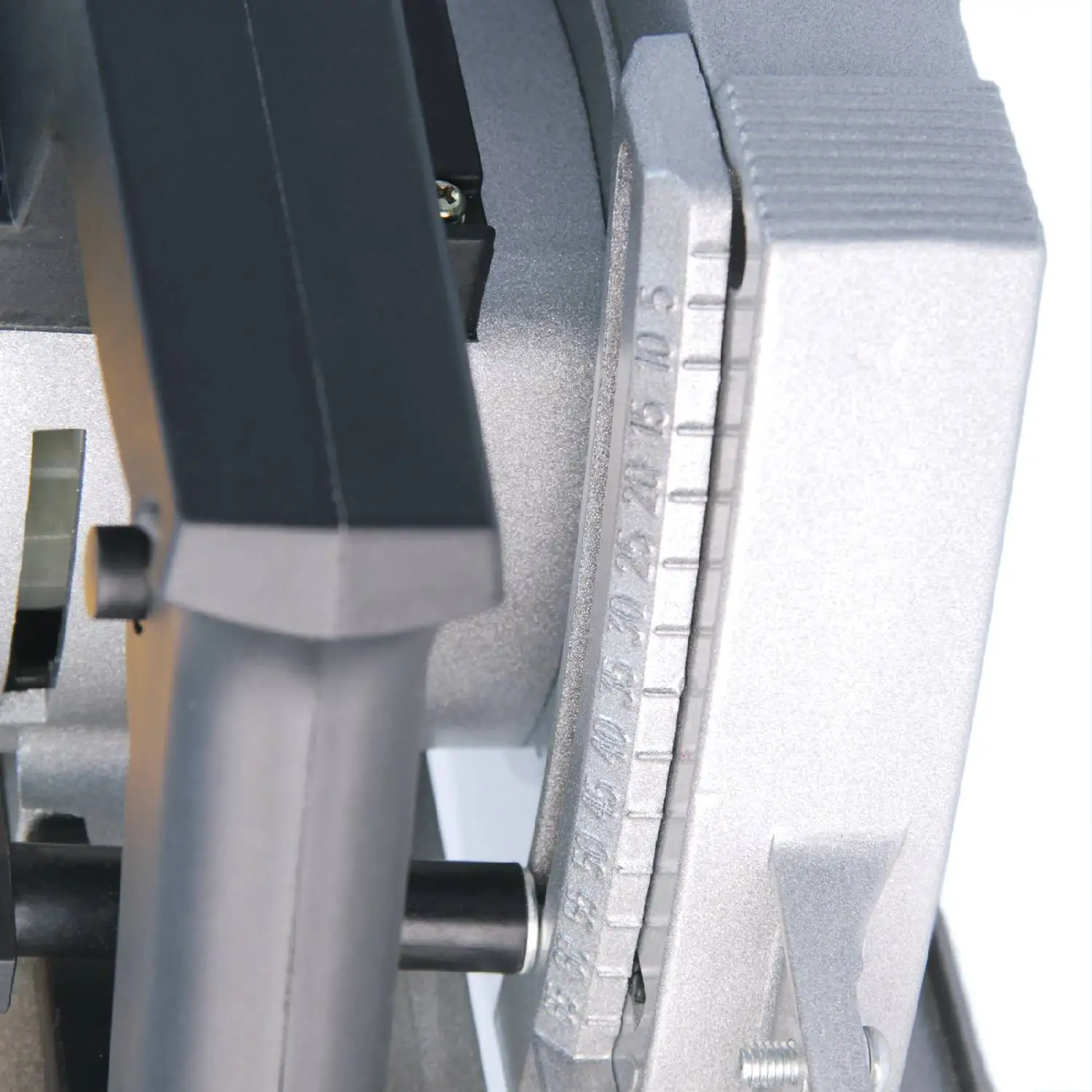 Пила циркулярная Kolner KCS 190/1900T (Диск 190 мм, возможность стационарной установки, регулировка угла и глубины пропила, мощность 1900 Вт, 6000 об/мин)