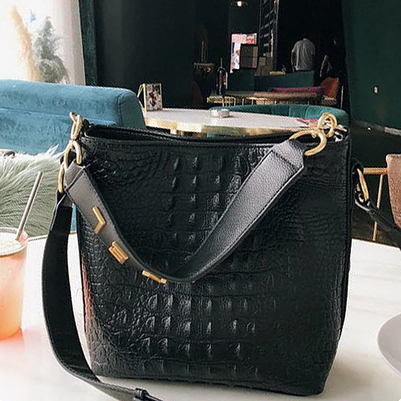 

Stylish Brand Women Designer Small Tote Bag 2019 Soft Imitation Crocodile Leather Women Shoulder Bag Strap Crossbody Buckle Bag