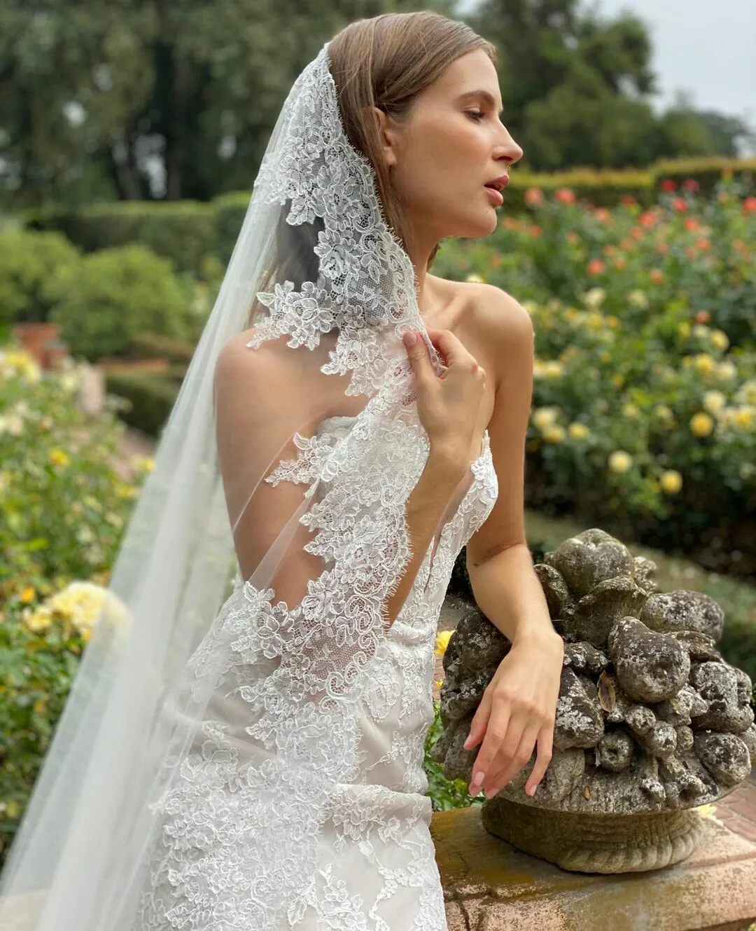 https://ae01.alicdn.com/kf/H1626bac2cc504ffcb36ff40549ca6a23y/400cm-Long-Lace-Bridal-Veils-Soft-Tulle-1-Tier-Wedding-Veil-with-Comb-Ivory-White-Custom.jpg