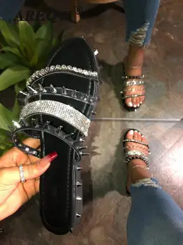 

Spring /summer 2020 Women Rivet Rhinestone Buckle Sandals Outside Wild Beach Slippers Ladies Leisure Home Travel Flip Flop