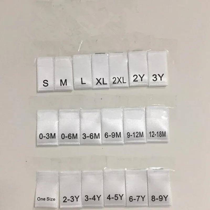 100 Uds un tamaño 0-3m 3-6m 6-9m 9-12m, 12-18m blanco suave estampado satinado doble tela de etiqueta de talla para niños
