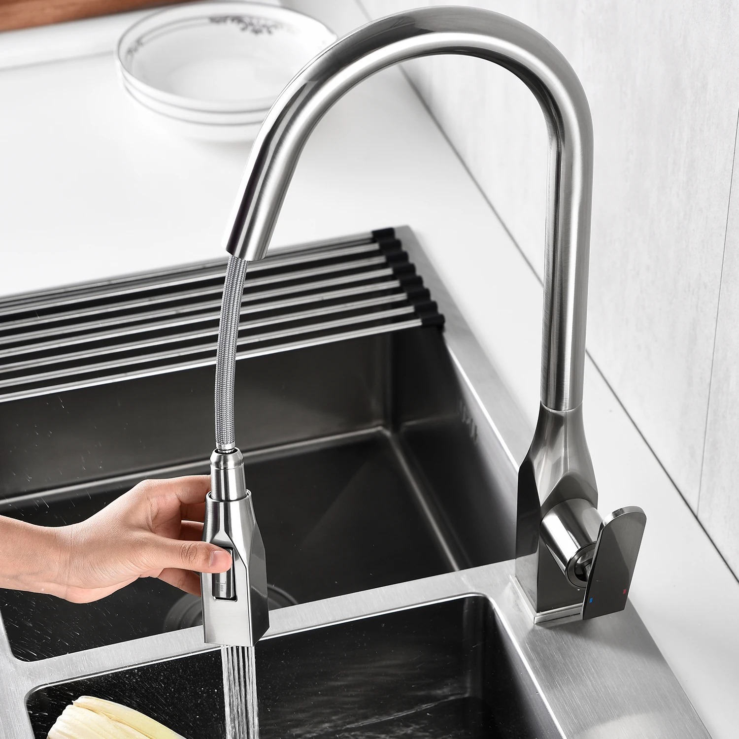 

Hot and Cold Water Mixer Water Tap Pull Out Kitchen Faucets With 2 Spray Modes Single-Handle 360 Swivel Rotatable Water Faucets