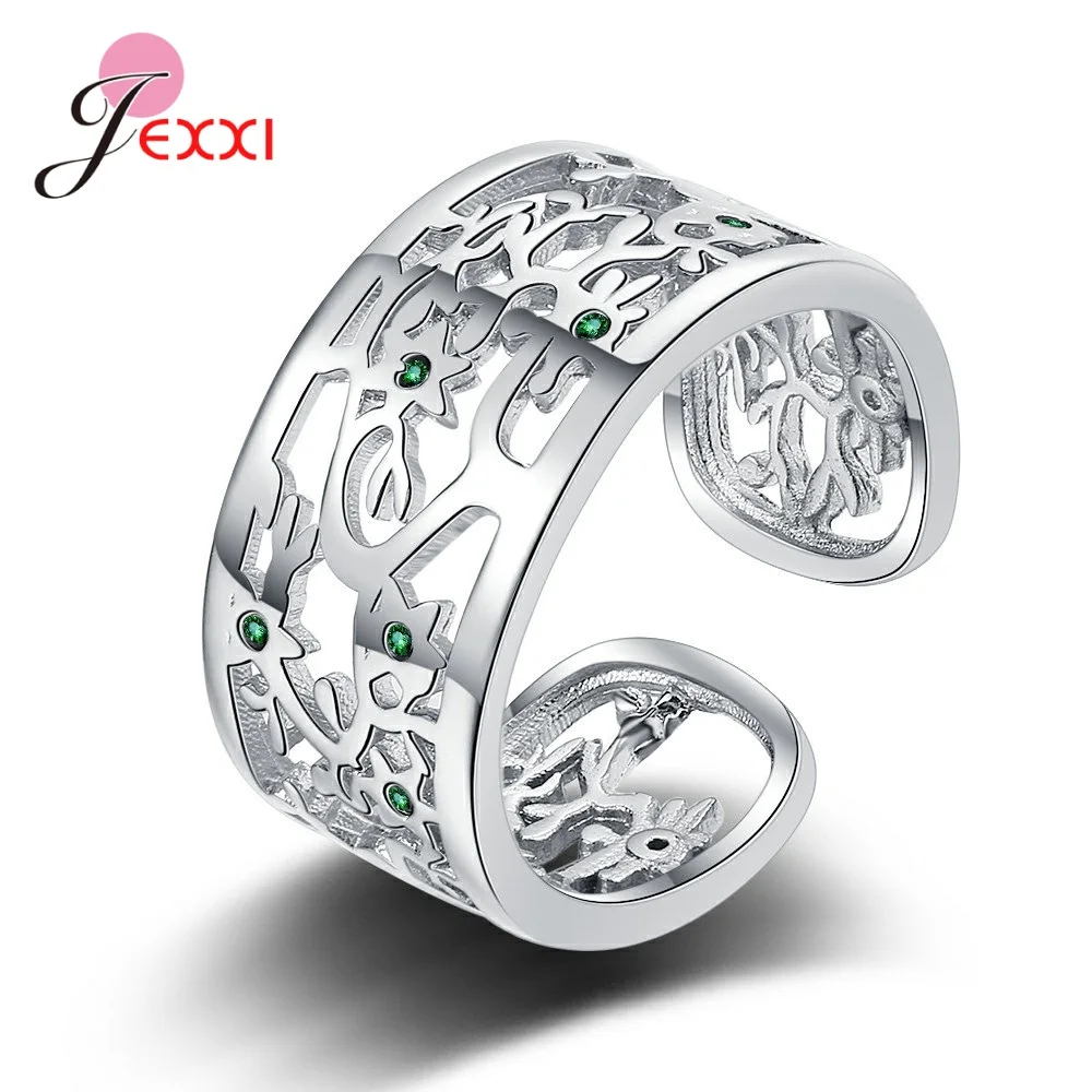 Anneau ouvert en argent avec un motif filigrané complexe d’arbre de vie, serti de pierres de zircon vert intégrées dans l’argent sterling.