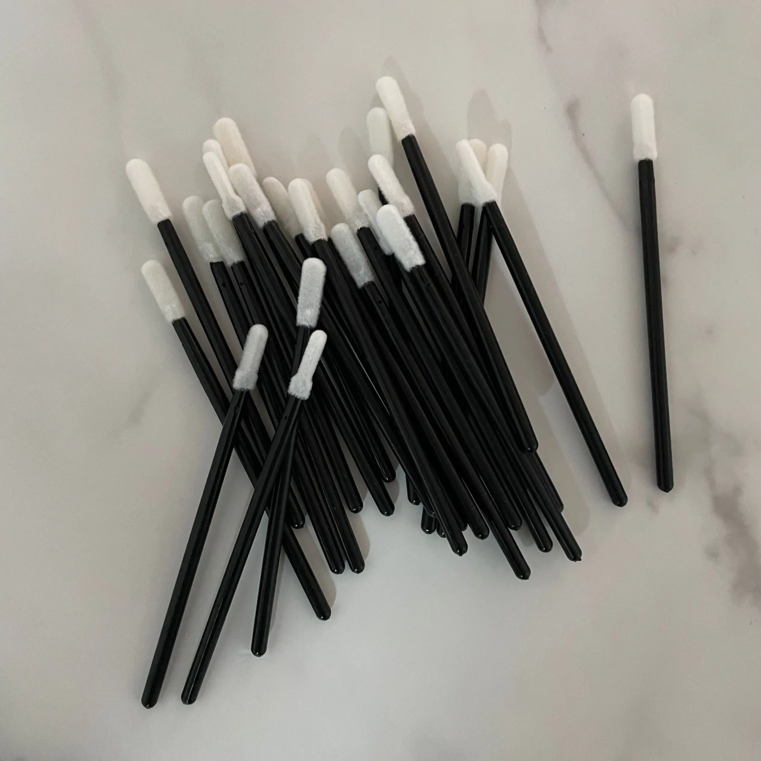 New 100 pcs Flat Flexible Tips Disposable lip Brush Lipstick Wand Applicator Lip Gloss Lip Liner Lipstick Mascara Makeup Tool