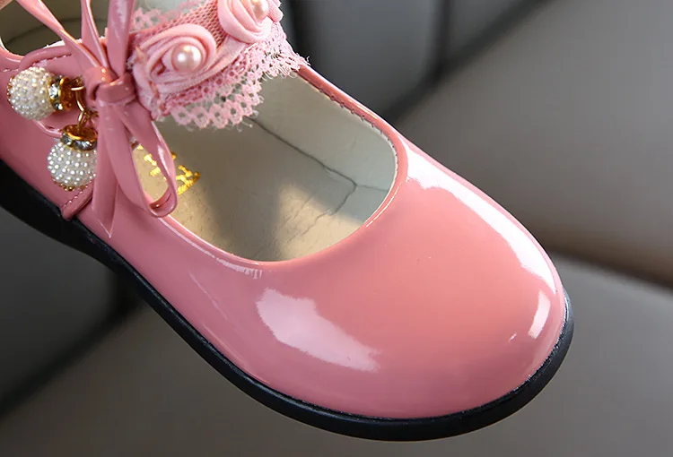 Кожаные туфли с цветочным узором для девочек, украшенные жемчугом, для свадебной вечеринки; обувь для девочек-подростков; цвет белый, черный, красный, розовый; Танцевальная обувь принцессы; Новинка года