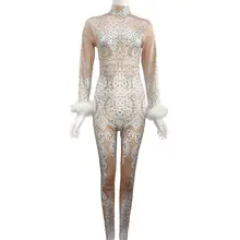 Сексуальный белый кружевной принт, стразы, перья, комбинезон, Женский певец, одежда для сцены, праздничный костюм, блестящий, стрейч, Обнаженная одежда