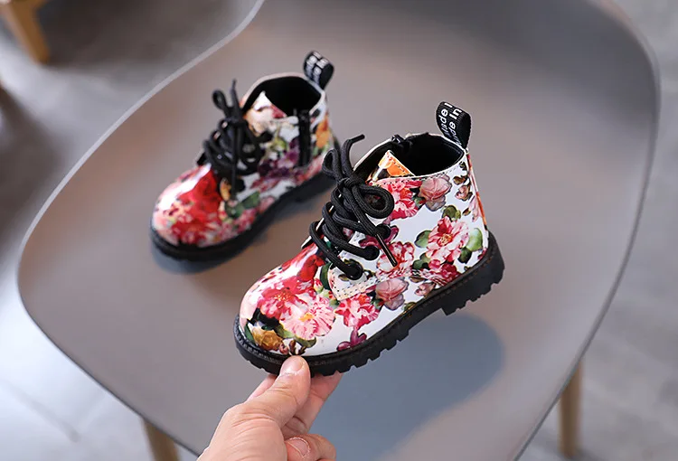 Botas para Meninas Padrão de Couro Botas na Moda Meninos e Meninas Crianças Floral Martin Sapatos Tamanho 21-30 2022 10 Mamãe e Bebê
