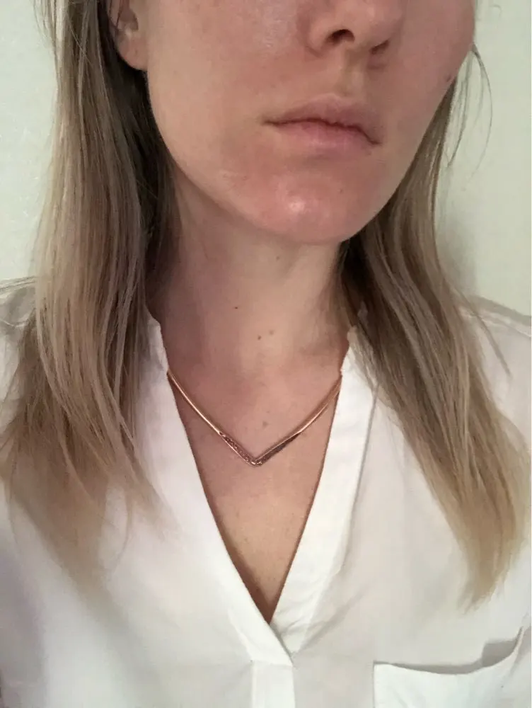 V Berbentuk V neck Desain Kalung 