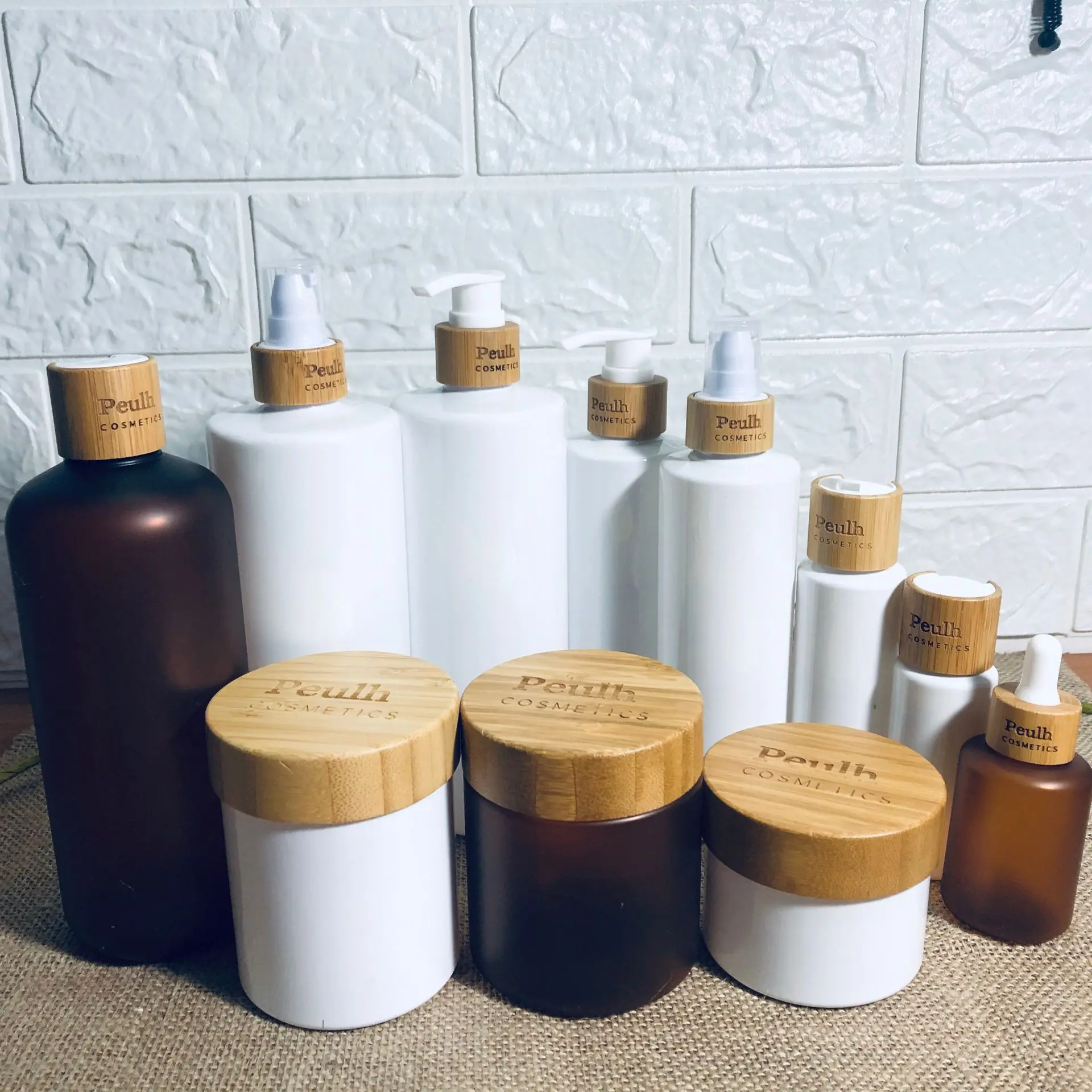 

Оптовая продажа, индивидуальная упаковка для ухода за кожей с бамбуковой крышкой, профессиональные косметические инструменты для женщин, пластиковая бутылка для шампуня и лосьона