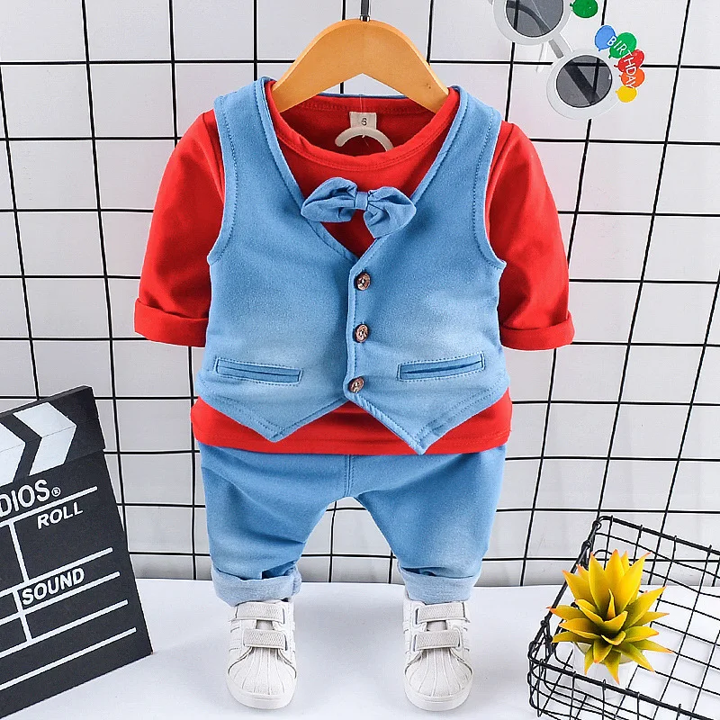 Новые осенние Для детей галстуком-бабочкой в джентльменском стиле Повседневное для маленьких мальчиков, жилетка, футболка и штаны с героем 3 шт./компл., костюм для малышей, одежда для малышей