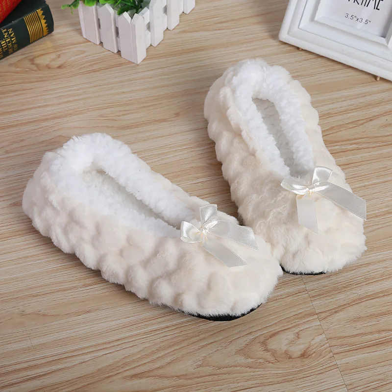 1 Pair Новинка года; милые домашние тапочки с бантом; Теплые мягкие плюшевые тапочки; нескользящие домашние меховые тапочки; однотонная Милая женская обувь - Цвет: 1 Pair