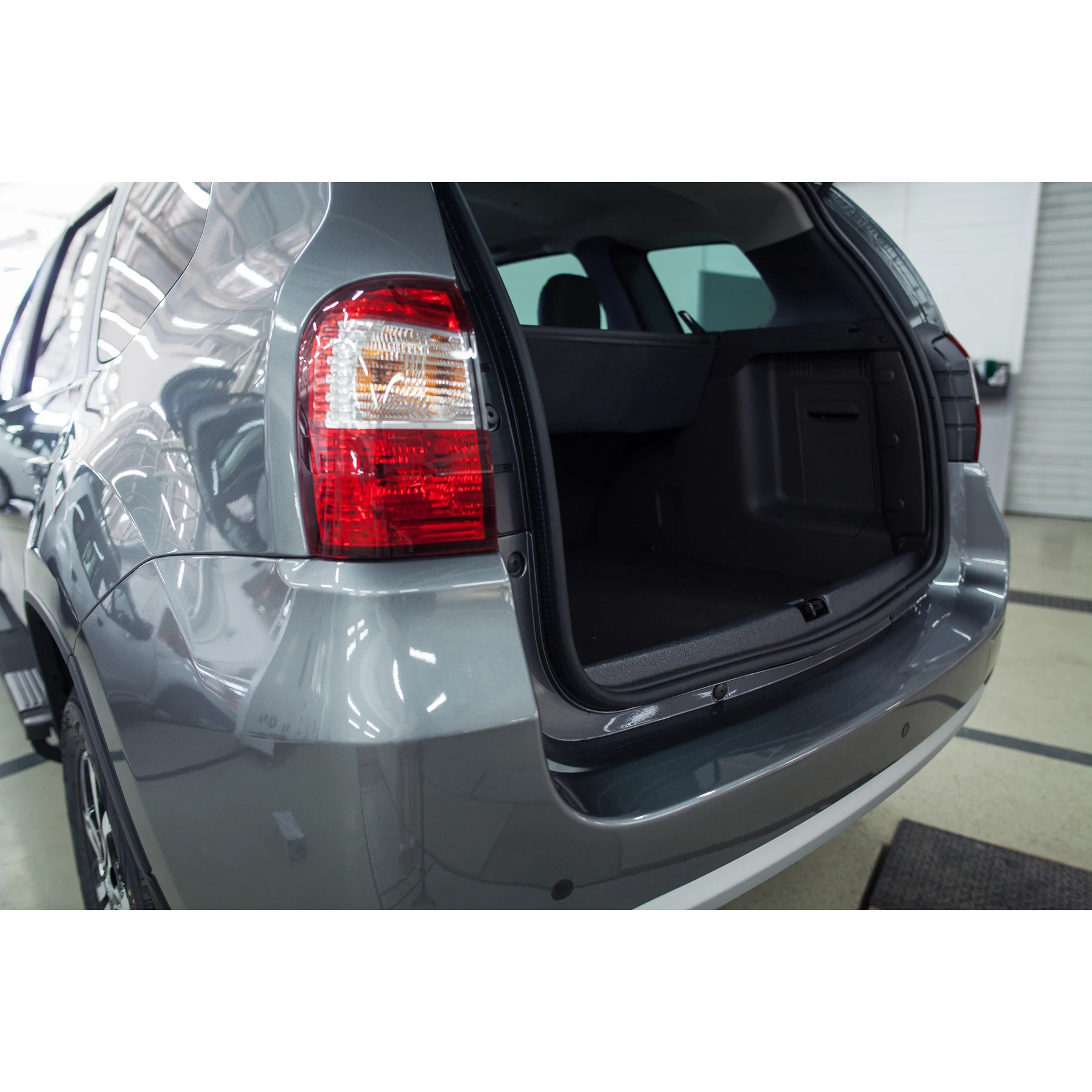 Накладка на порог багажника Nissan Terrano пластиковая защита от царапин порога в багажнике