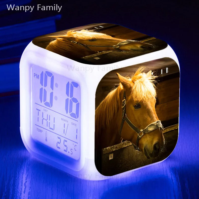 Лошадь Будильник Цвет Изменение светящийся светодиодный большой экран отображает время дата термометр Сенсорное зондирование Многофункциональные цифровые часы - Цвет: Бургундия