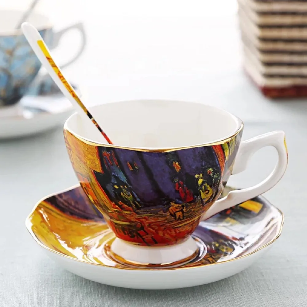 Поднос с кофе и выпечкой. Послеобеда. Послеобеда. Послеобеда. Чашка латте цветок.