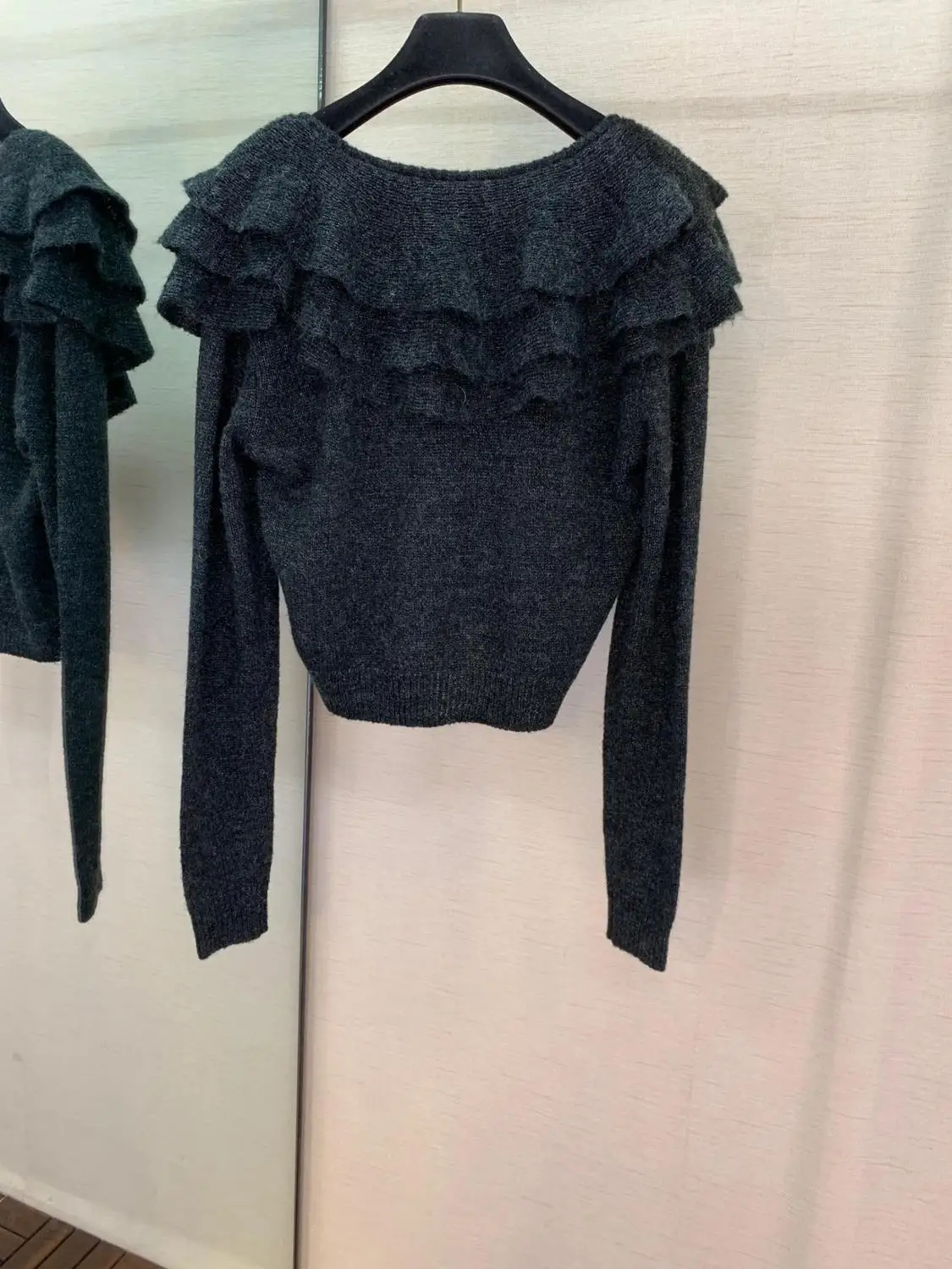 Осенний женский модный темно-серый вязаный свитер с оборками 0906
