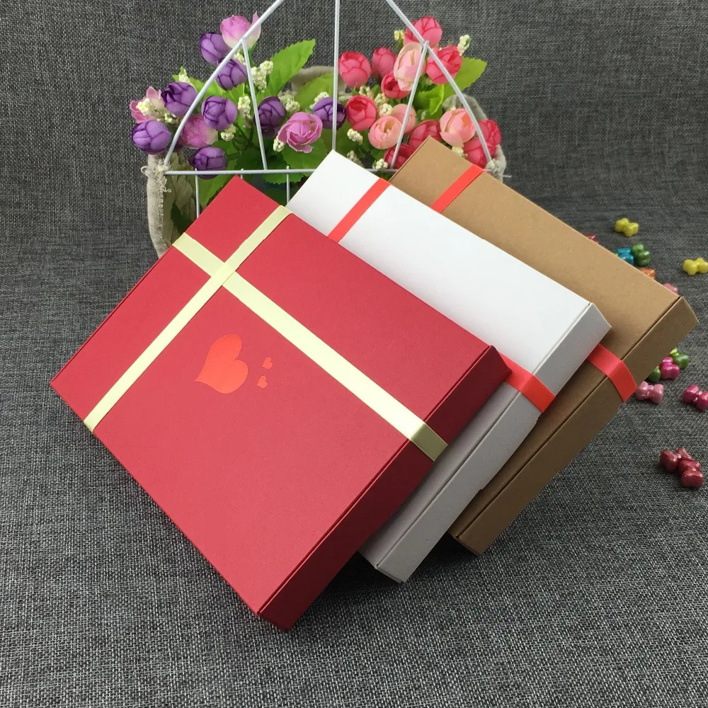 

20Pcs/Lot 20x15x2.5cm Sweet Free Red Beige Ribbon Hot Stamping Hearts Paper Card Gifts Boxes For Essential Banquet Parties Boxes