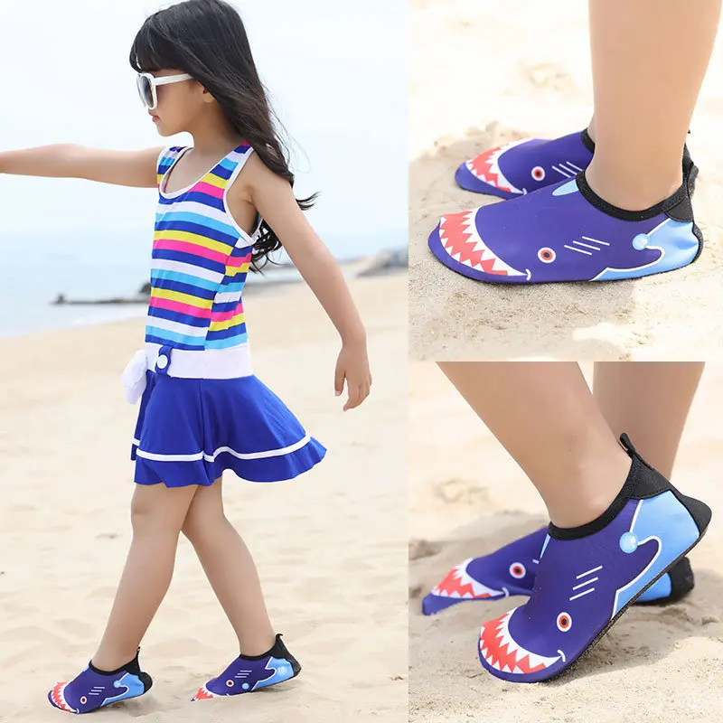 Детская обувь; детская обувь для девочек и мальчиков с босиком на пляже; обувь для плавания; кроссовки для бассейна; быстросохнущие Вьетнамки с акулами