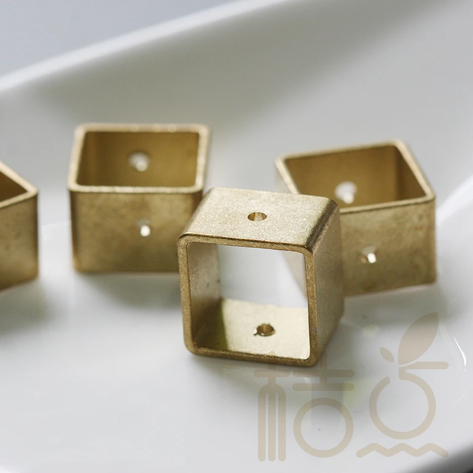 

4 Pieces Raw Brass Bead Frame - Square 14.1x9.9mm (4158C-F-311)